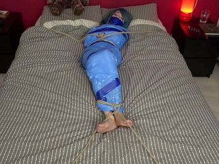 Restricting Ropes: Luna grey - mummificata sul letto