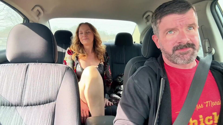 Molly McSquirts: Conductor de Uber me folla en mi camino