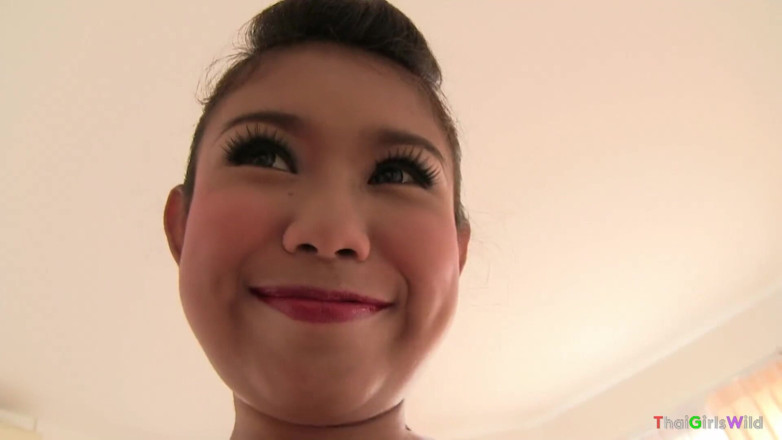 Thai Girls Wild: La più carina ragazza tailandese si fa boccone di sborra...