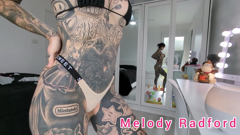 Melody Radford: सेक्सी स्वीट जी स्ट्रिंग और माइक्रो बिकनी दौड़ने की कोशिश Melody Radford