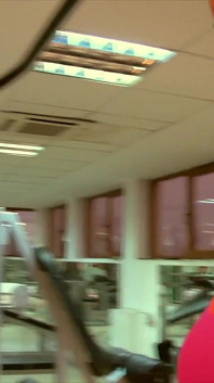 Fată de fitness Rosalina Love labă cu vedere la persoana 1