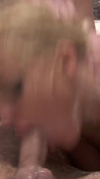 Britney y Kathia Nobili son putas italianas folladas por grandes pollas y quieren su boca llena junto al mar