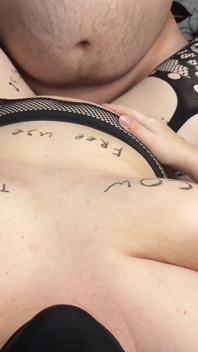 Moglie doppia sborrata in posa missionaria in vero sesso a tre - la mungitura mari