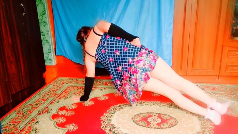 Kitty_Cross: Wunderschöne posiert mit blumen aus rosa rosen