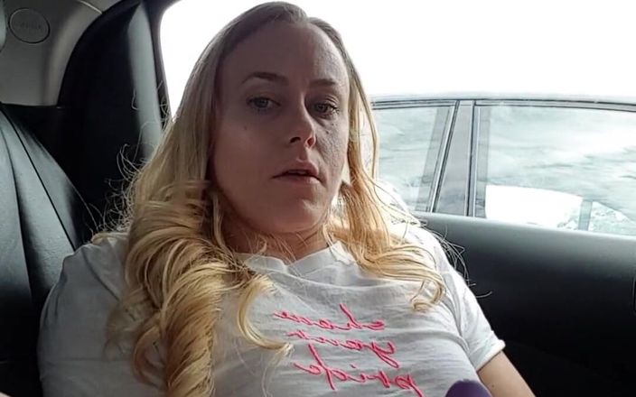 Michellexm: 在两次尝试在我的车里自慰并被抓了两次后，我决定回家并完成我自己