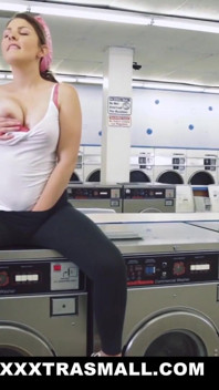 Ragazza carina formosa scopata in una lavanderia automatica