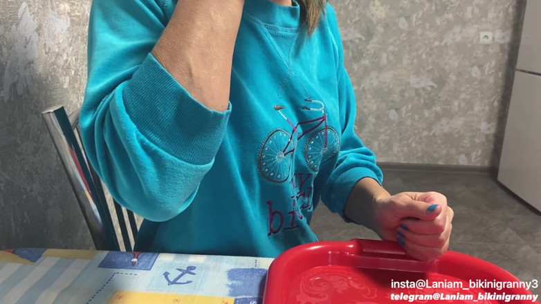 Ladyloveyoung60: Crema sborra caffè per nonna donna vestita uomo nudo Food...