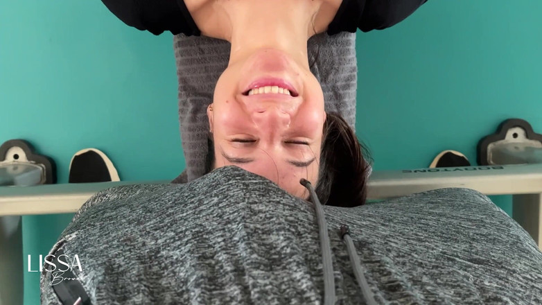 Lissa Brown: 在健身房射在脸上