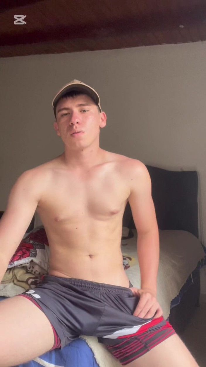 Icyhot707: Kolombiyalı model spor şort giyiyor