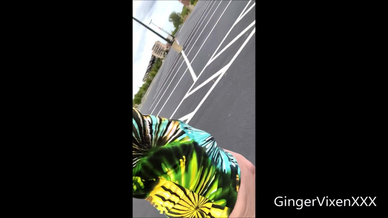 GingerVixen.XXX: 点滅するスクーター露出狂