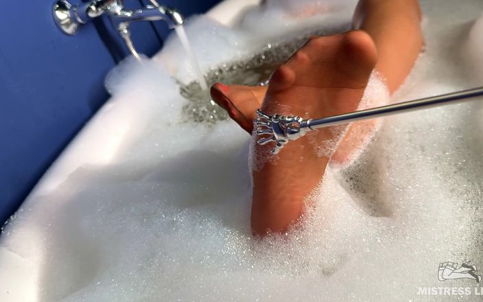Mistress Legs: Gratter les pieds en nylon de sa maîtresse avec un...