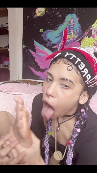 Mis hermosas suelas desnudas goteando de saliva