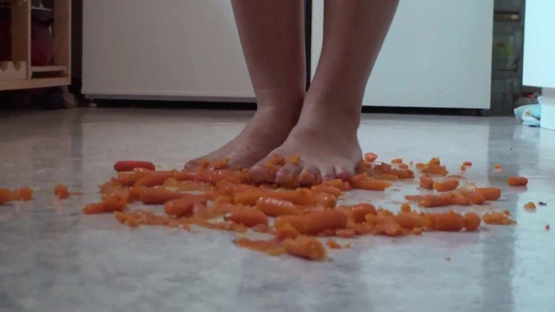 Foot Girls: Cerca de pisotear comida en la cocina