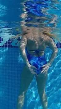 Mit Neuem Badeanzug Im Pool