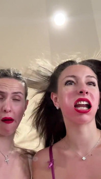 Le gemelle giocano in faccia gonfie pov