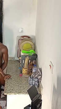 Des voyous africains l’ont fait dans un dîner torride dans la cuisine