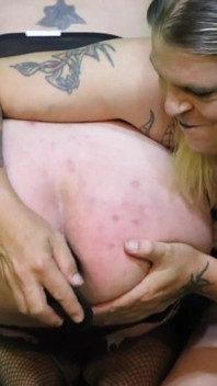 50 sfumature di scopata 3 tatuaggio bDSM trans-lesbica per kink sul rack