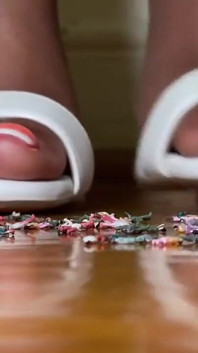 Giantess Pink Foxx w białych obcasach