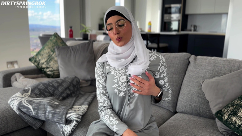 Aaliyah Yasin: Oskyldig hembiträde Aaliyah Yasin upptäcker sexleksaker
