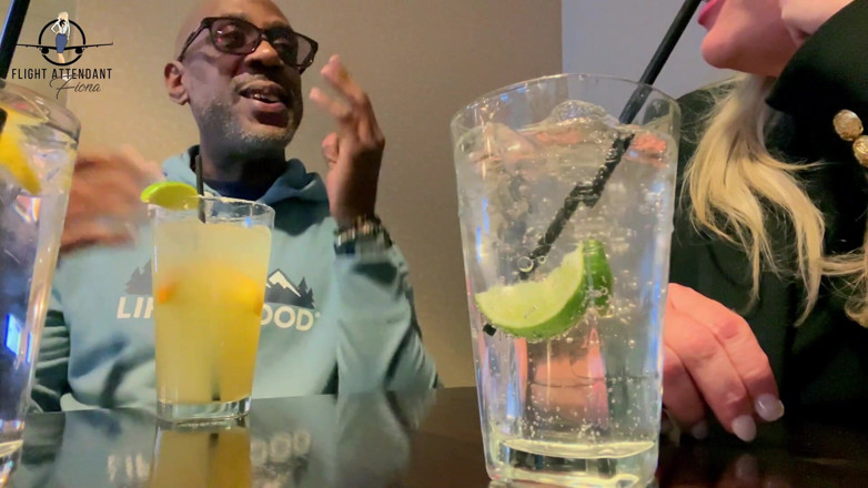 Flight Attendant Fiona: Recebendo um pouco de açúcar bbc
