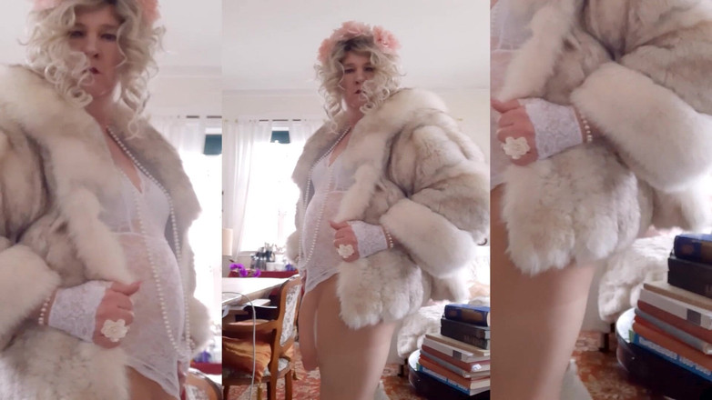 Trans fur bitch: 北極キツネとストッキングのトランスファーレディが巨大なコックを映す