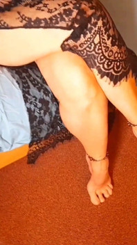 Pieds matures posant et adoration des pieds en gros plan