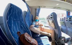 Exhibitionistische milf schoenen zichzelf in een bus en kreeg een orgasme met gekruiste benen