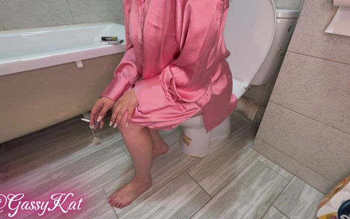 GassyKat: 吸烟女神大声的厕所放屁