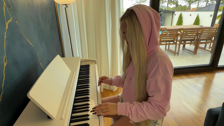 BarbieAngeL: Topu potaya atmak istedi ama her şey götüne boşalmayla sona erdi.