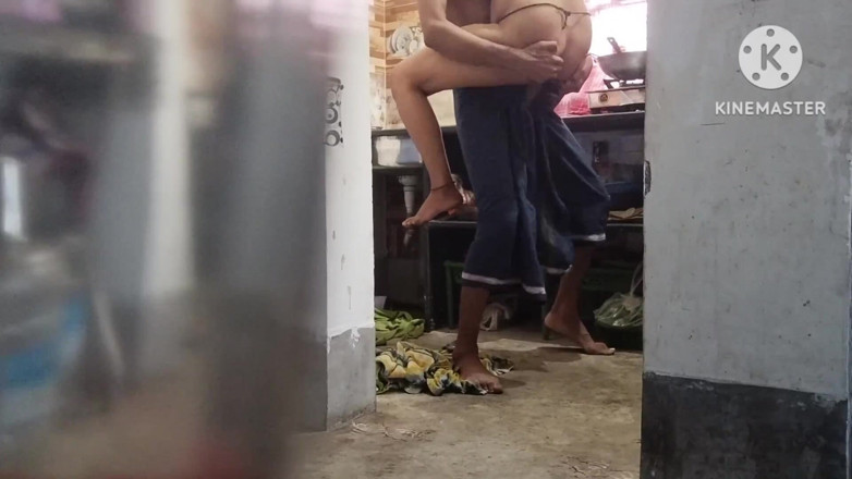 Jink: 무슬림 의붓아빠가 Ak를 떠나기 시작했을 때 바비는 부엌에서 일하고 있었습니다.