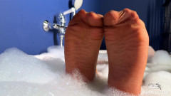 Mistress Legs: De nylon voeten van de meesteres bekrabben met een krabber...