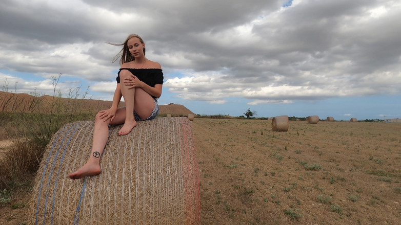 Porno Cloud: A loira se toca no campo de palha