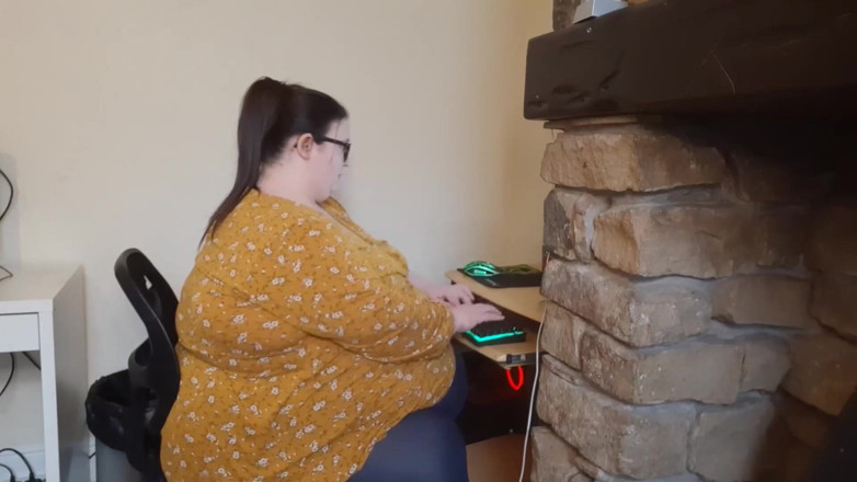 SSBBWLadyBrads: Being the fattest girl at work is a real struggle