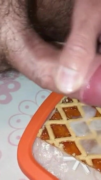 Cums on the tart to eat for breakfast