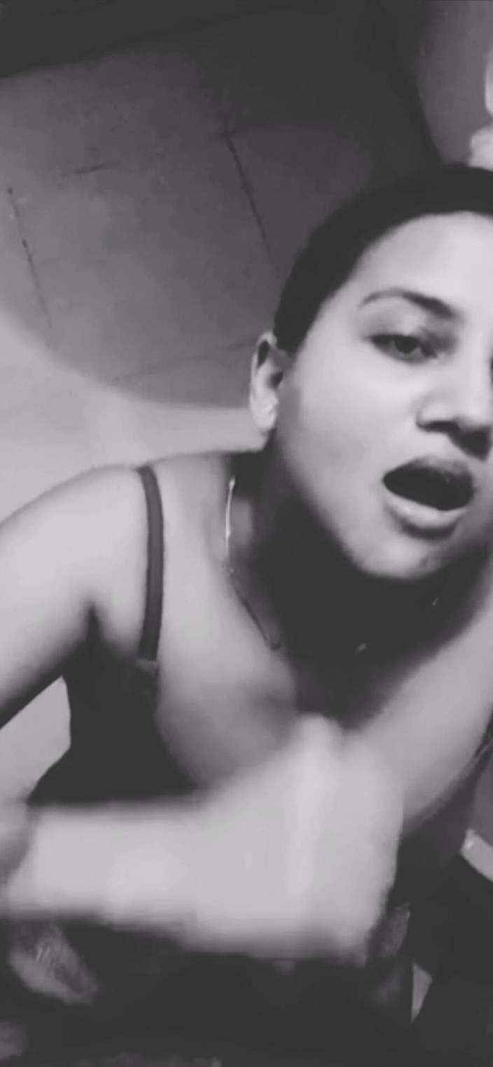 Sanayababhi: Shii, nu ieși pe fața mea, în baia prietenului