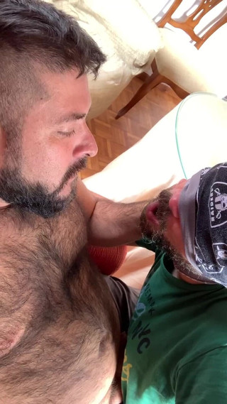 eljodedor31: Ayı yavrusuna hükmediyor