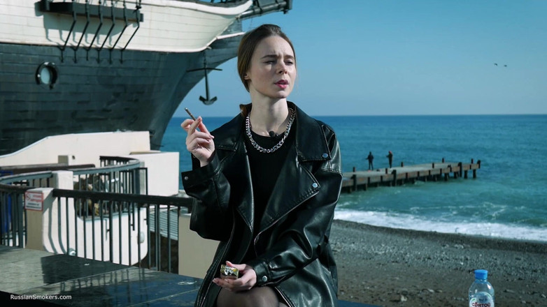 Russian Smokers: Joven rusa fumando cigarrillos en la terraza al aire libre