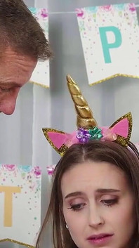 En iyi doğum günü hediyesi - üvey anne ve üvey baba gerçek üvey kızına seks iplerini gösteriyor