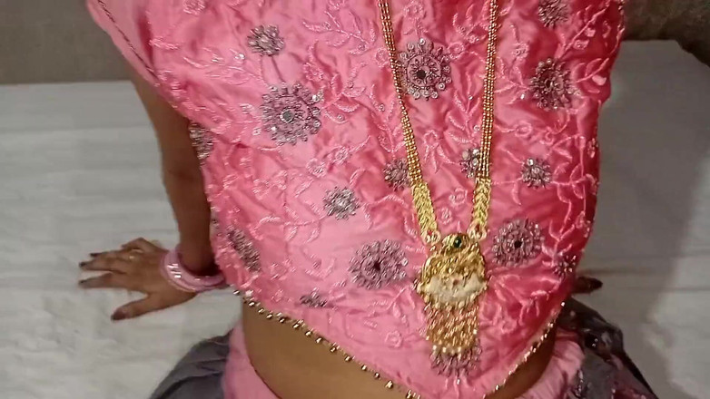 MrsShivani: Ein indisches gut gekleidetes mädchen wurde von der freundin ihres...