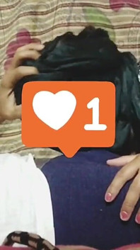 Abang tiri menikmati adik tirinya di rumah semasa ibu bapa mereka tiada di rumah