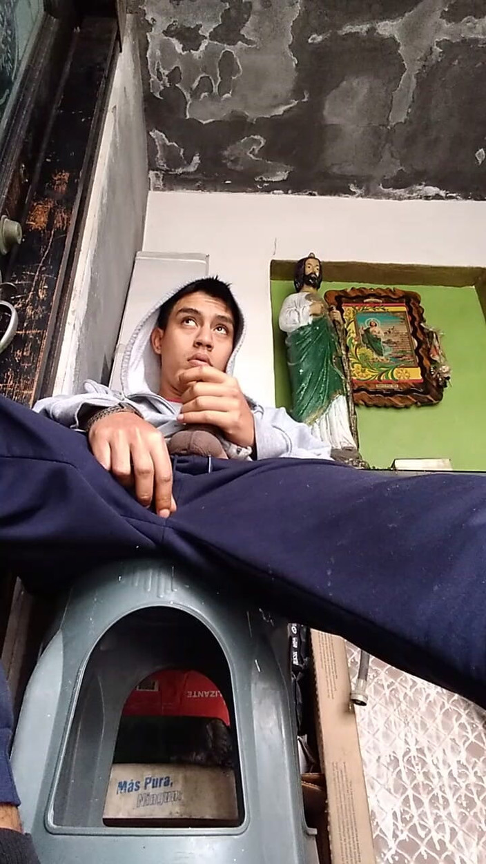 AlexAlejandro13: Masturbuje před publikem u brány mého domu