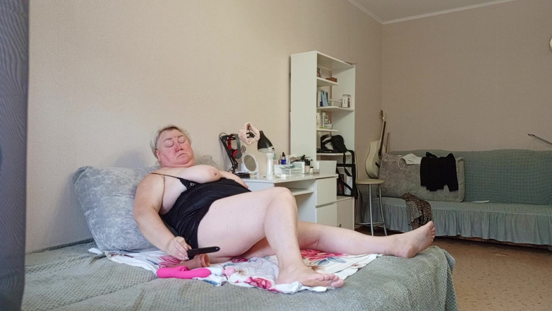 Zona901: Buurvrouw masturbeert poesje met speelgoed en droomt van een grote...