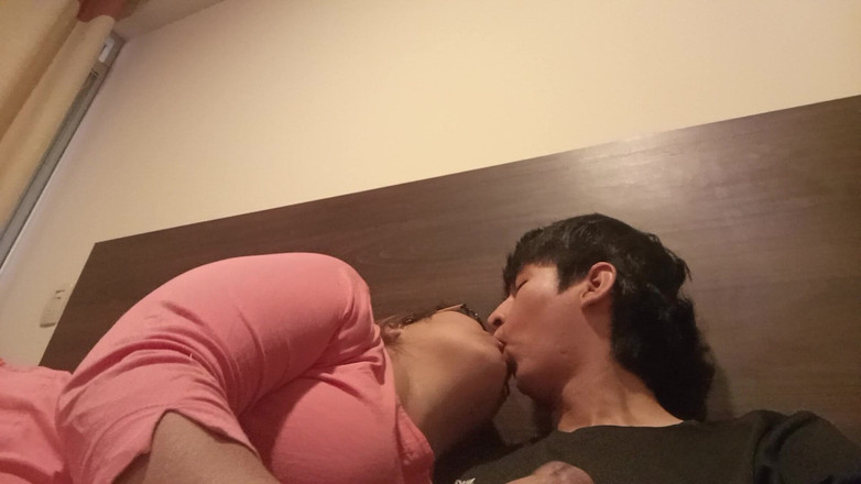 Moo DBOXXX: 我在Facebook上认识的单身继母拼命地来到我的公寓吮吸我的鸡巴