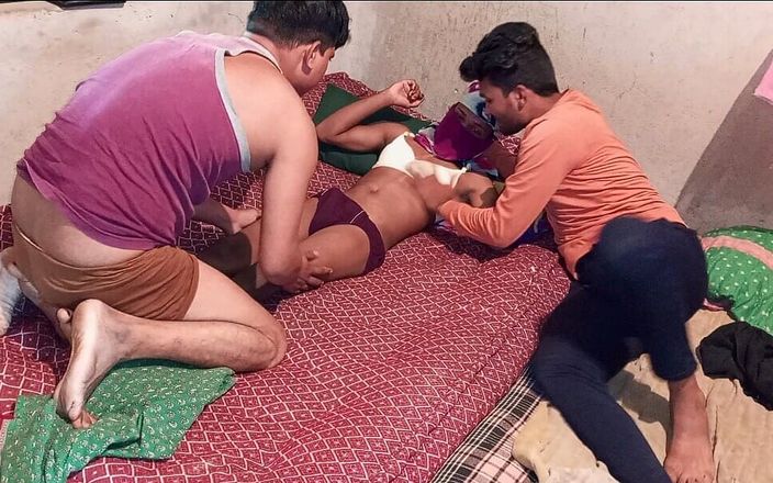 Indian Hijraji: Trio dans un village indien avec une trans