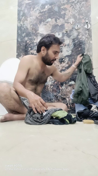 Rajasthani-old-lover: Uomo indiano desi gode della doccia e dei compiti a...