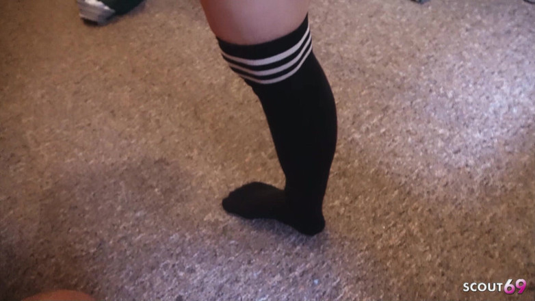 Scout69: ドイツ人の義理の妹マリア・サンがポルノを見ているところを見つかり、POVで誘惑する