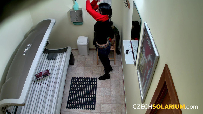 Czech Solarium: Solariu ceh 24: bruneta începe să se joace cu pizda ei în solar