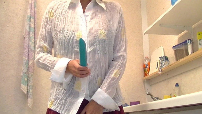Solo Sex: キッチンで自慰行為をするホット熟女