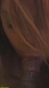 Mamă sexy brunetă țâțoasă ia adânc pula lui Moș Crăciun