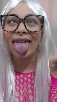 Moja przyrodnia siostra w stroju Cosplay robi fetysz twarzy, Ahegao twarze i głupie twarze podczas ssania dildo i